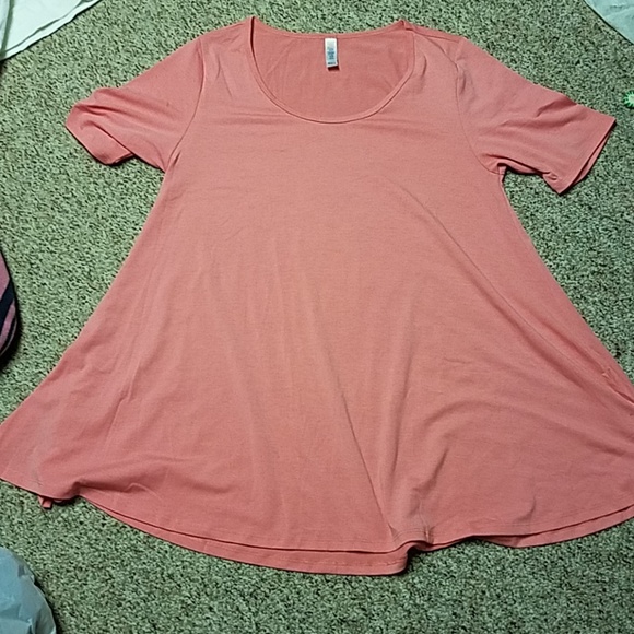 LuLaRoe Tops - LULAROE SHORT SLEEVE SHIRT